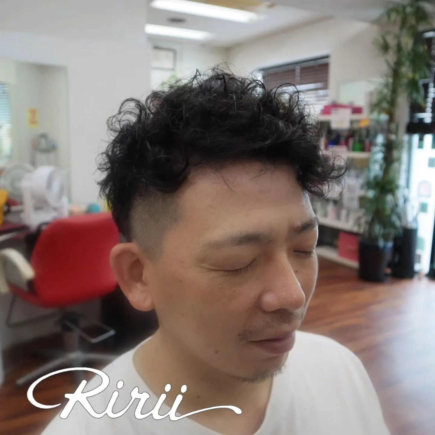 森慎太郎さん(ギターを持っている方)の髪型にしたい 芸人大好きパパさんが注文したパーマスタイル。 爽やかにチェンジです。