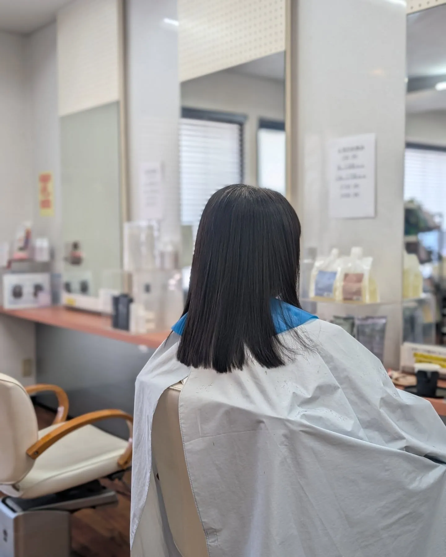 梅雨時期70代女性も縮毛矯正。