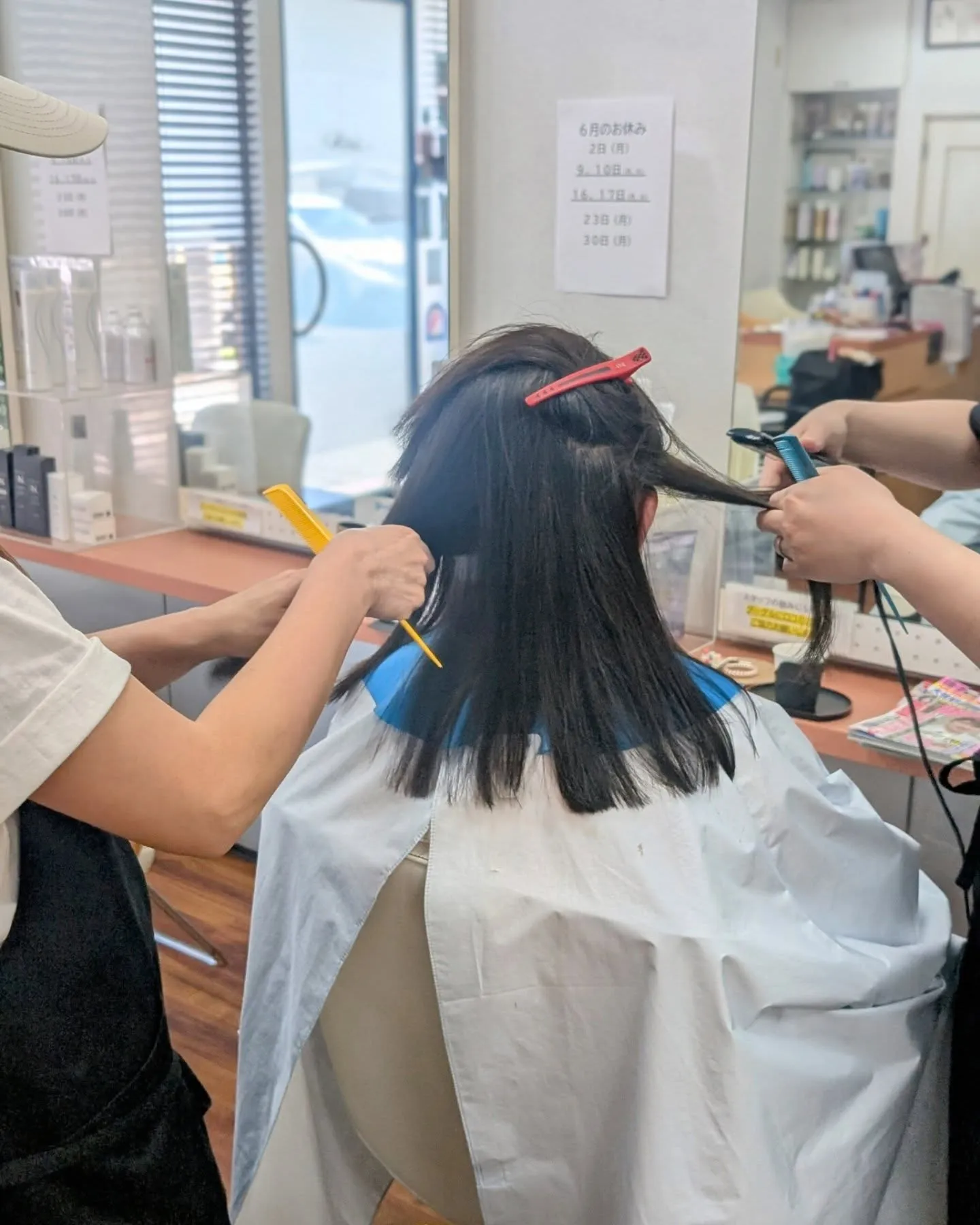 梅雨時期70代女性も縮毛矯正。