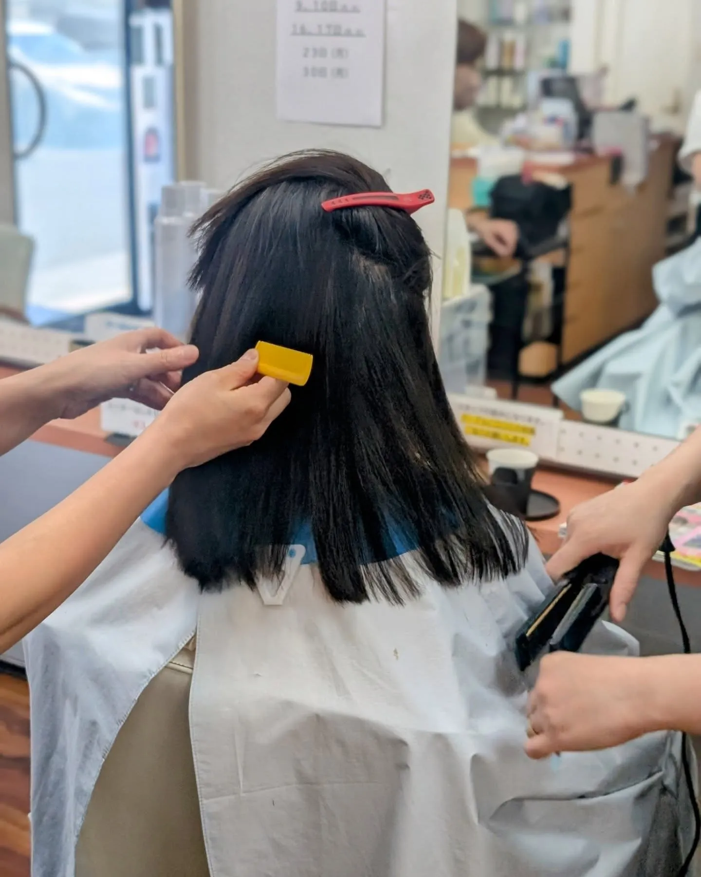 梅雨時期70代女性も縮毛矯正。