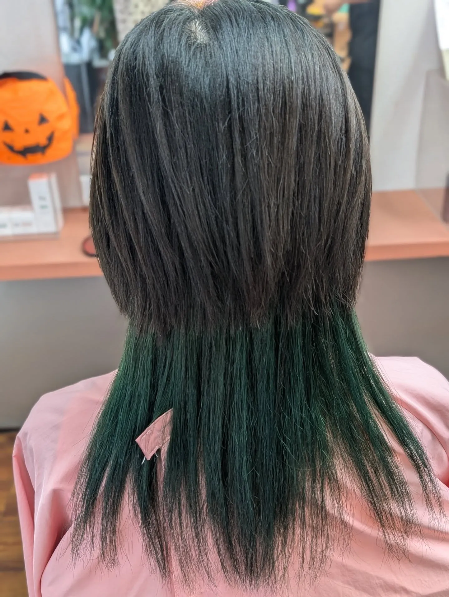 ハロウィンカラーで魅せるウルフカットスタイル