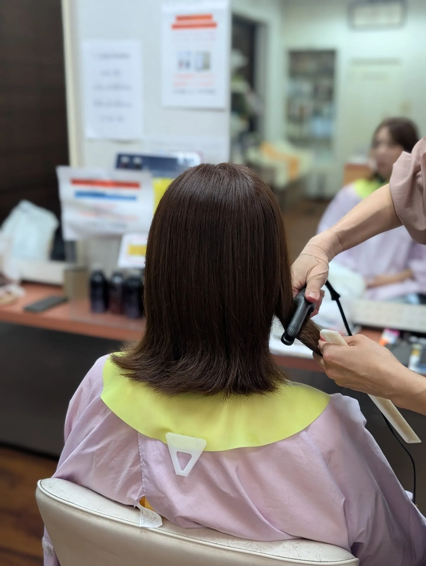 秋の装い、艶めくターコイズカラーと安定の外ハネボブ