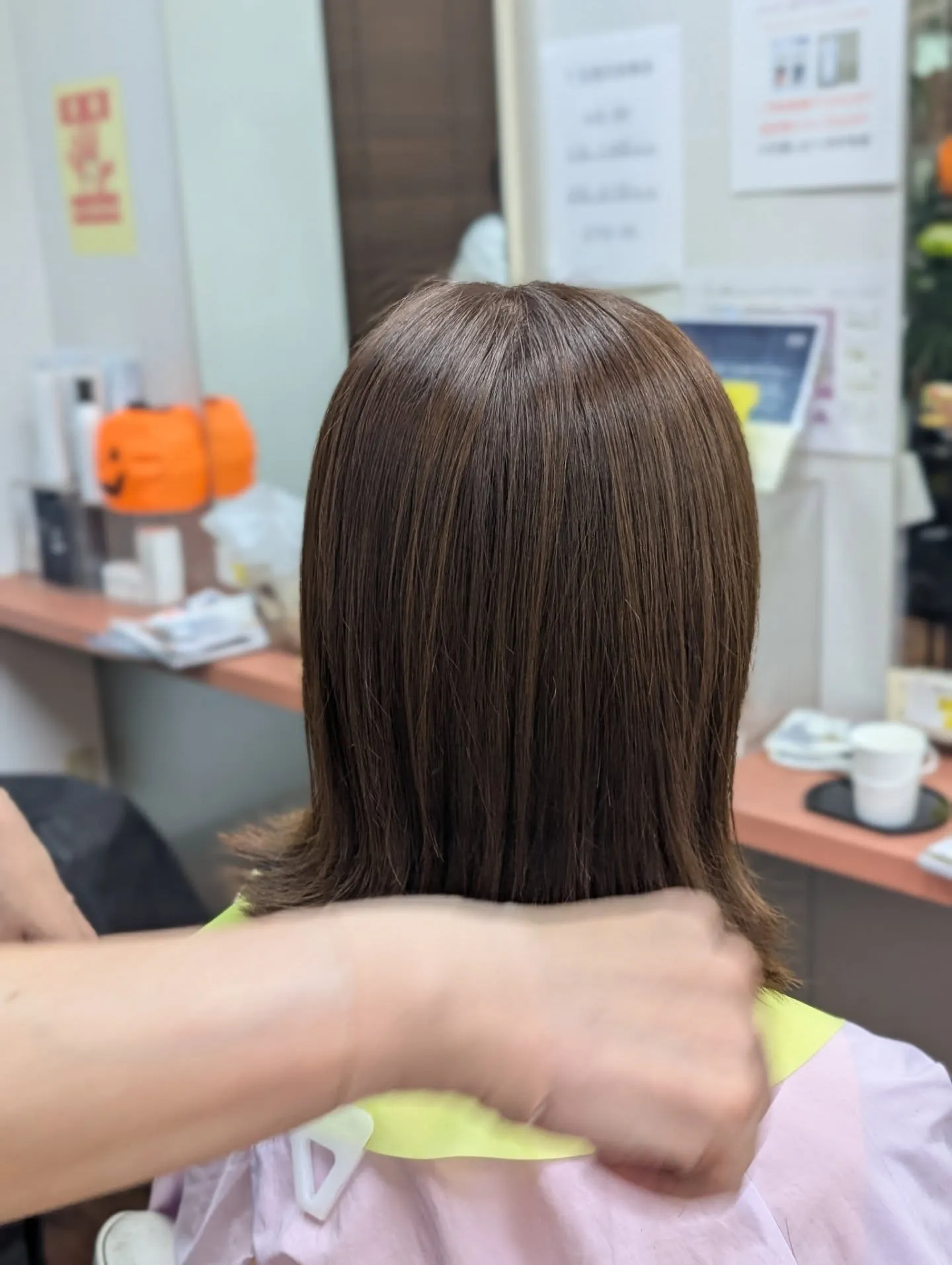 秋の装い、艶めくターコイズカラーと安定の外ハネボブ