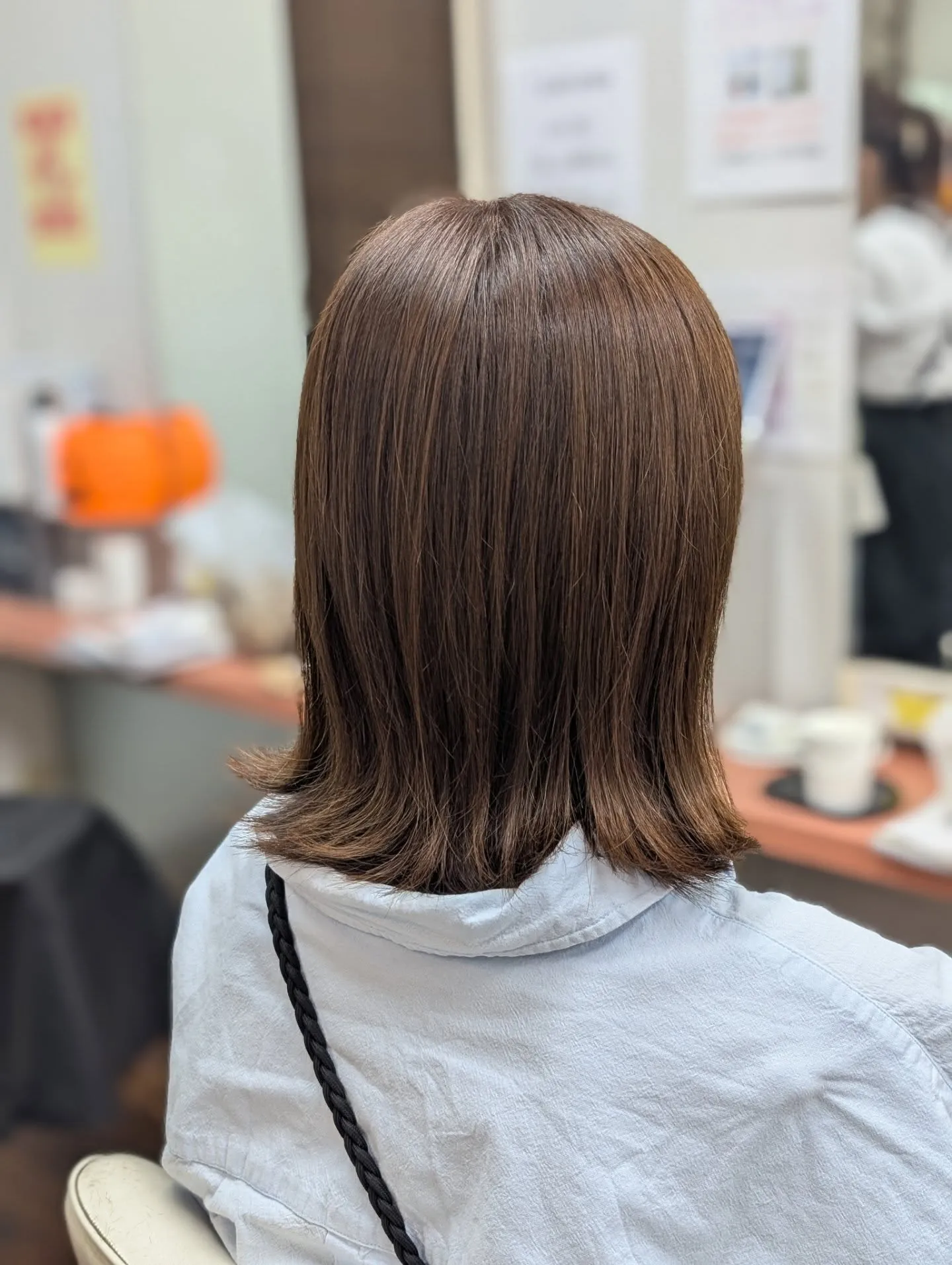 秋の装い、艶めくターコイズカラーと安定の外ハネボブ