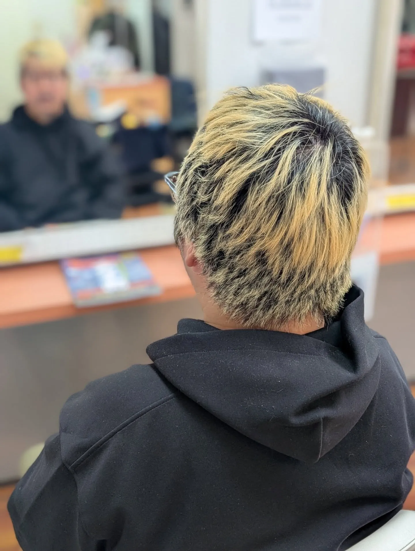 エミネム風ボウズ×2日間限定のシルバーヘア。