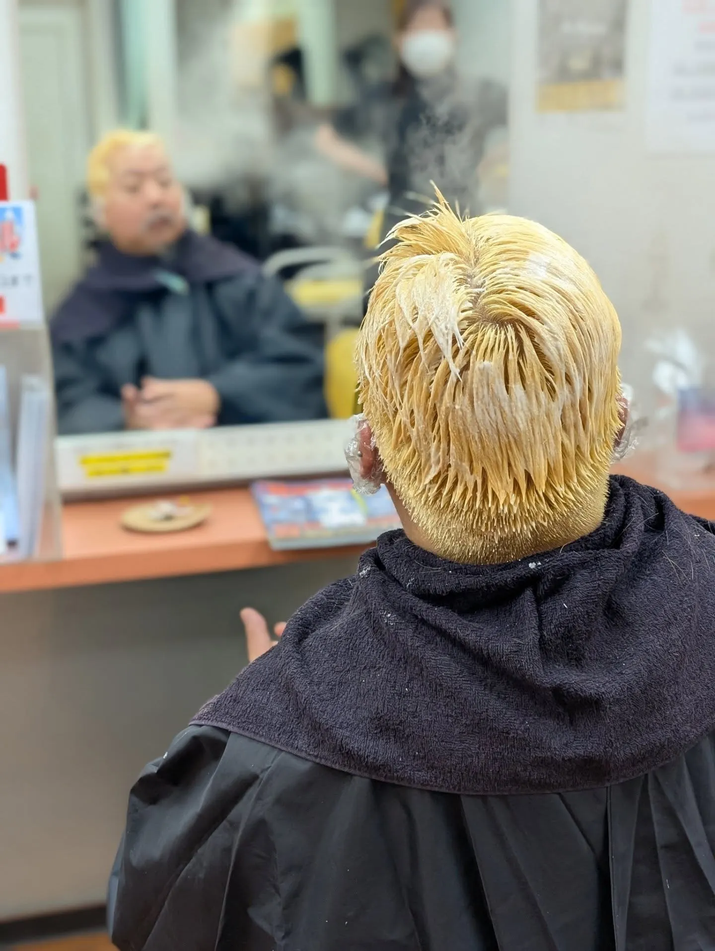 エミネム風ボウズ×2日間限定のシルバーヘア。