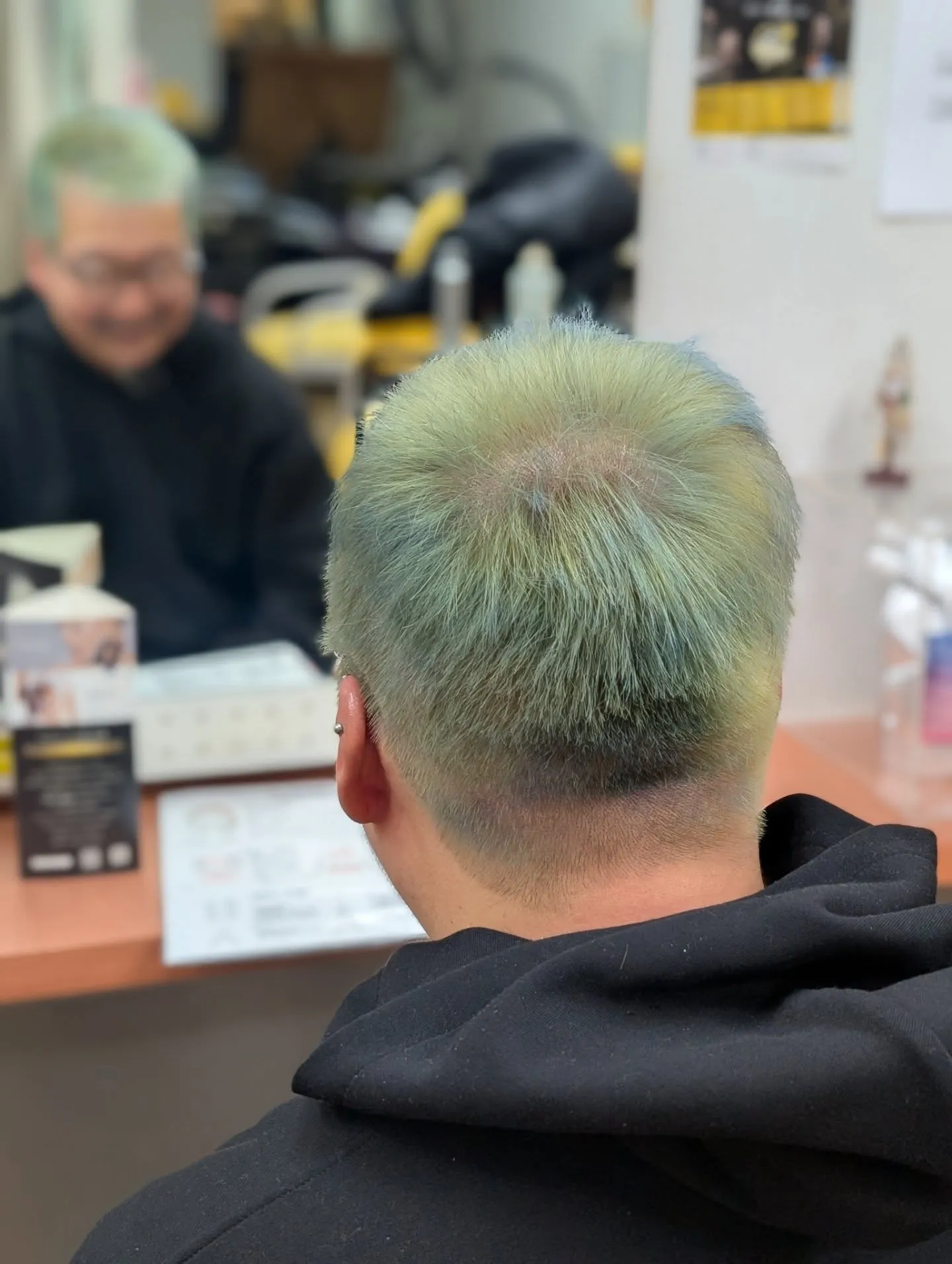 エミネム風ボウズ×2日間限定のシルバーヘア。