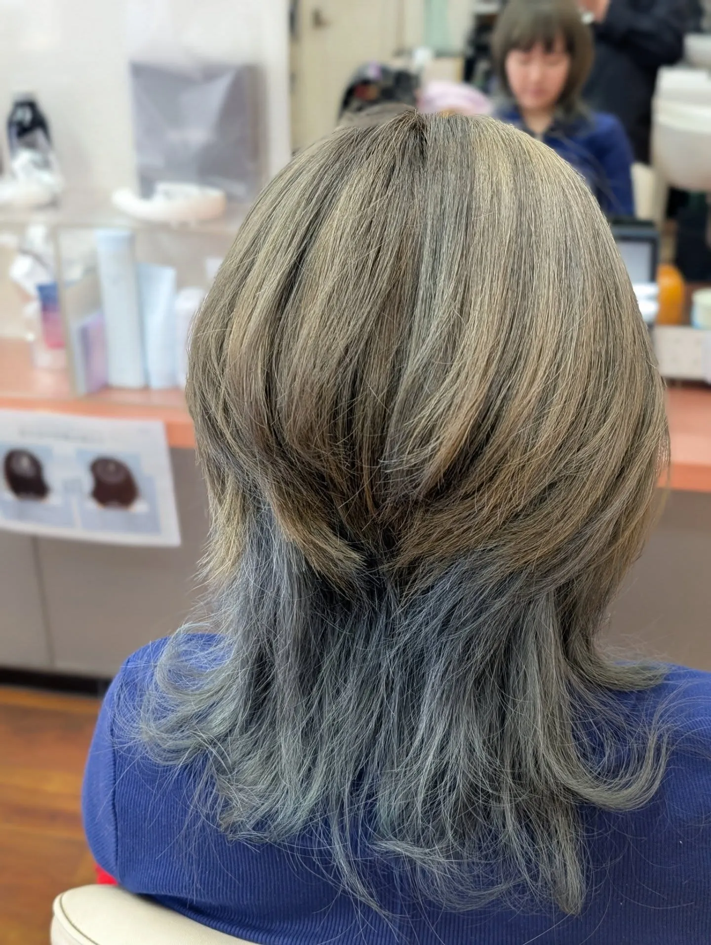 流行を取り入れた大胆なイメージチェンジと、