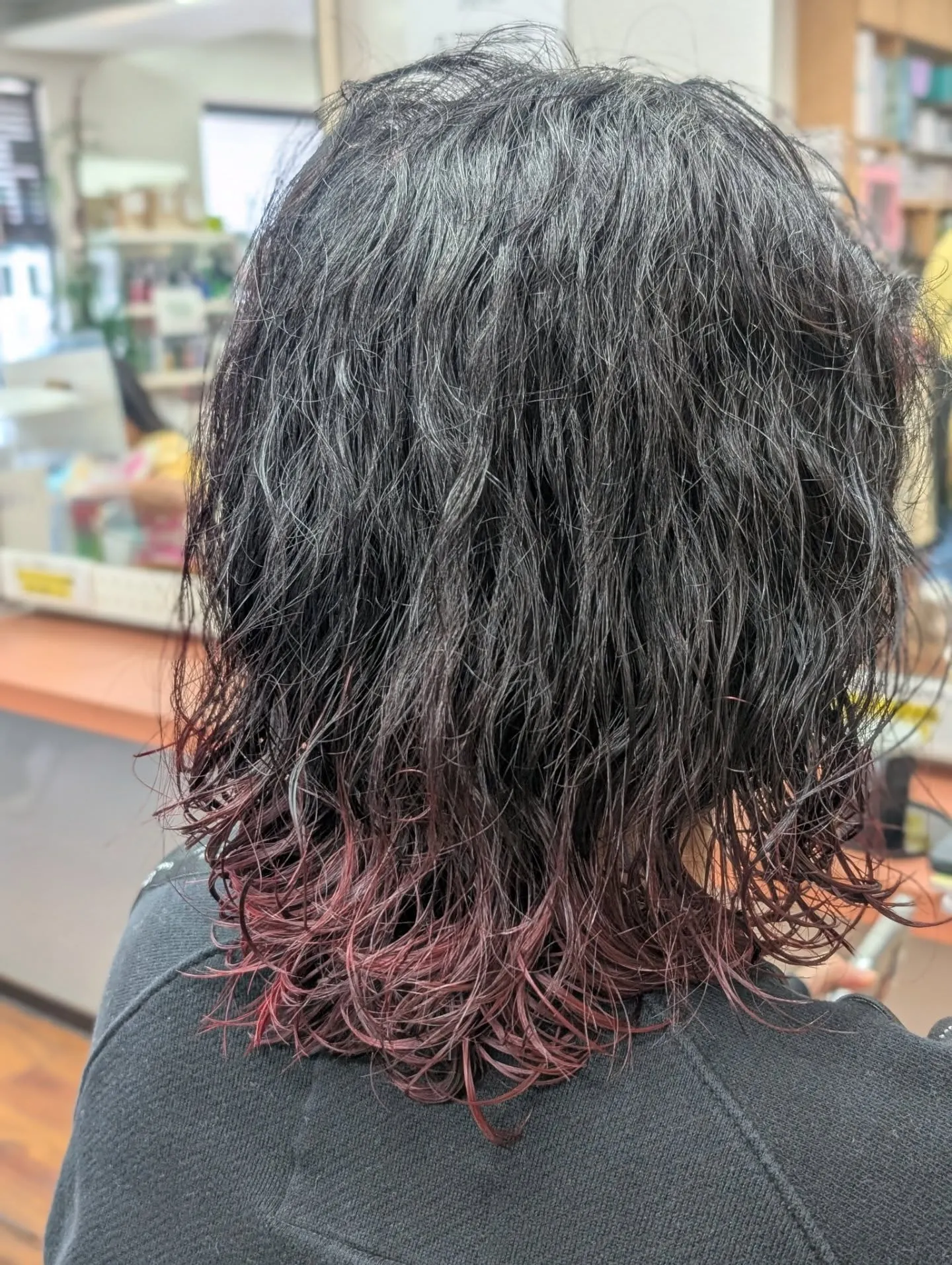 ロングヘアのパーマウェーブ、長く楽しんだしそろそろ飽きてきた...