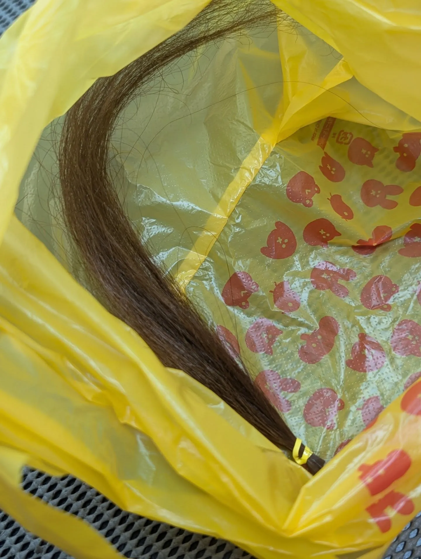 ロングヘアのパーマウェーブ、長く楽しんだしそろそろ飽きてきた...