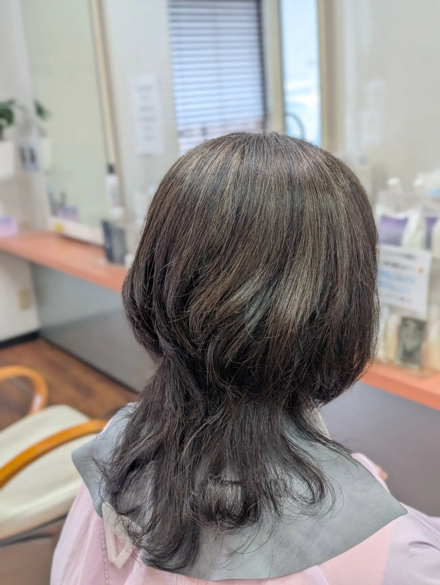 当店のInstagramやホームページのスタイル写真を見て、この夏は絶対にウルフクラゲヘアにしたい！